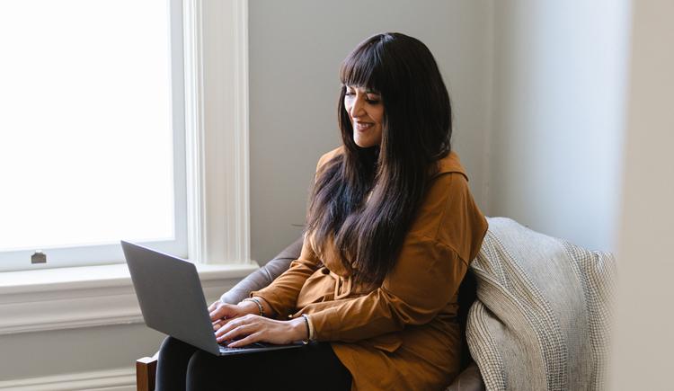 A therapist recognizes the purpose of SOAP notes and makes use of this standard note-taking format in her practice. The therapist is using her laptop to write out SOAP notes.