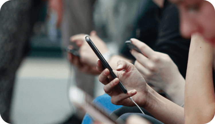 A therapy client is on her mobile phone and thinking about the issues between social media and mental health