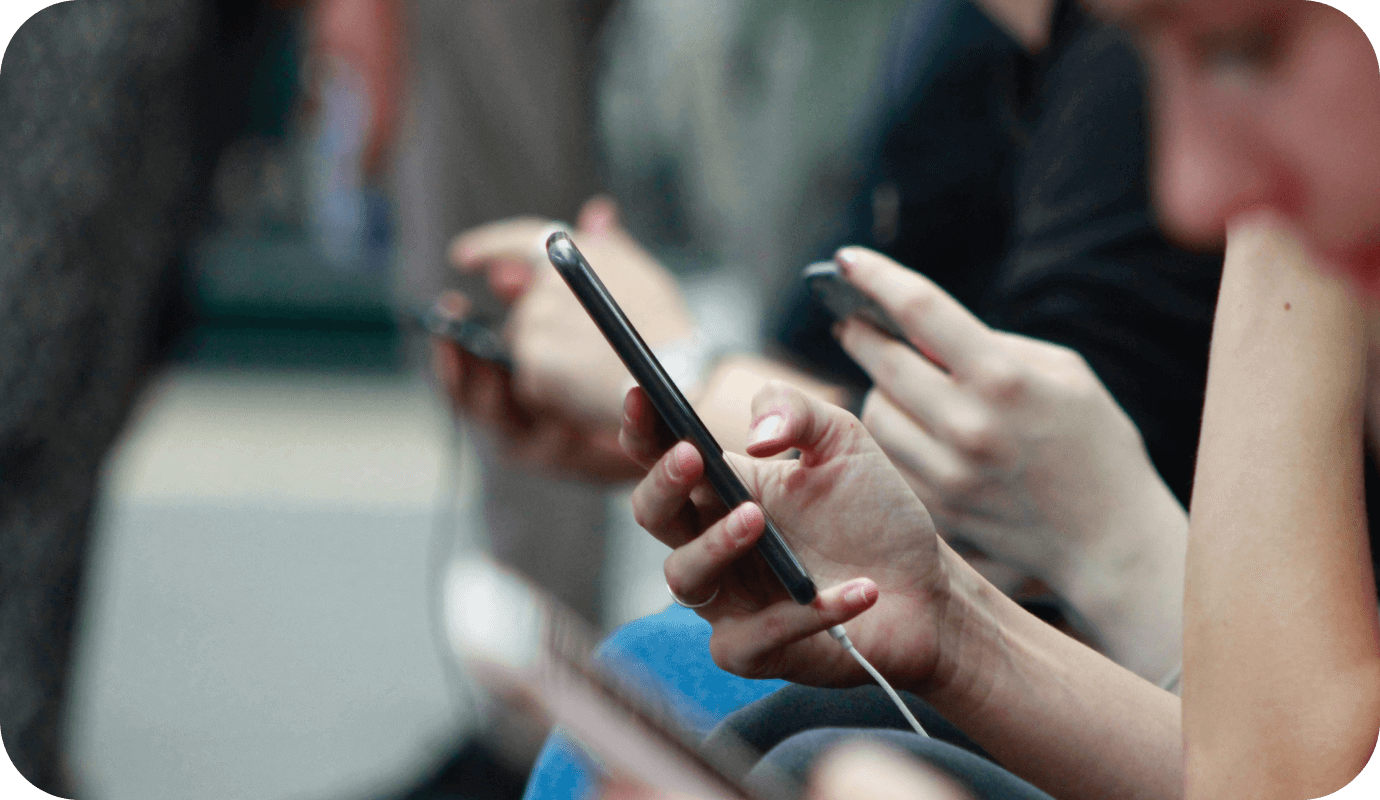 A therapy client is on her mobile phone and thinking about the issues between social media and mental health